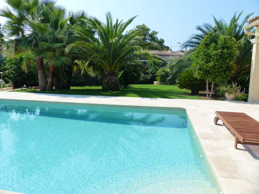 Se baigner dans une piscine privée à Toulon avec Swimmy
