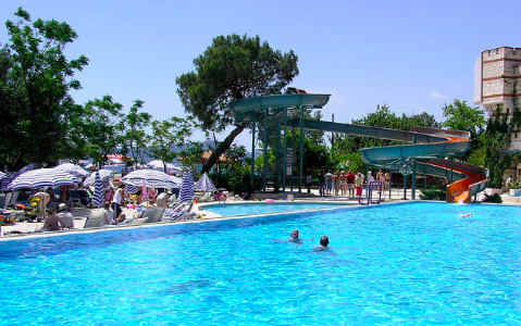 Cette piscine avec toboggan rendra heureux vos enfants