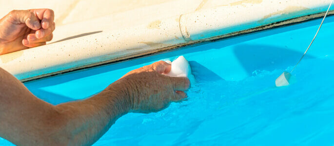 Bien nettoyer le liner de sa piscine - Swimmy - Le blog dédié à l'univers  de la baignade