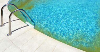 Trop de chlore dans la piscine, que faire ? - Swimmy - Le blog