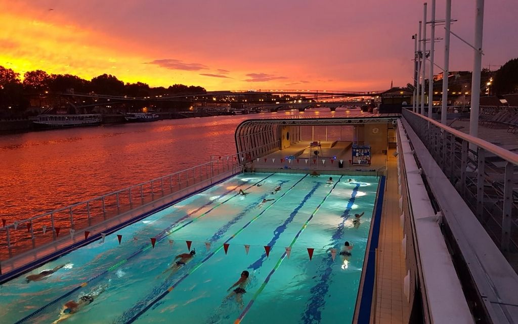 Piscine Joséphine-Baker le soir