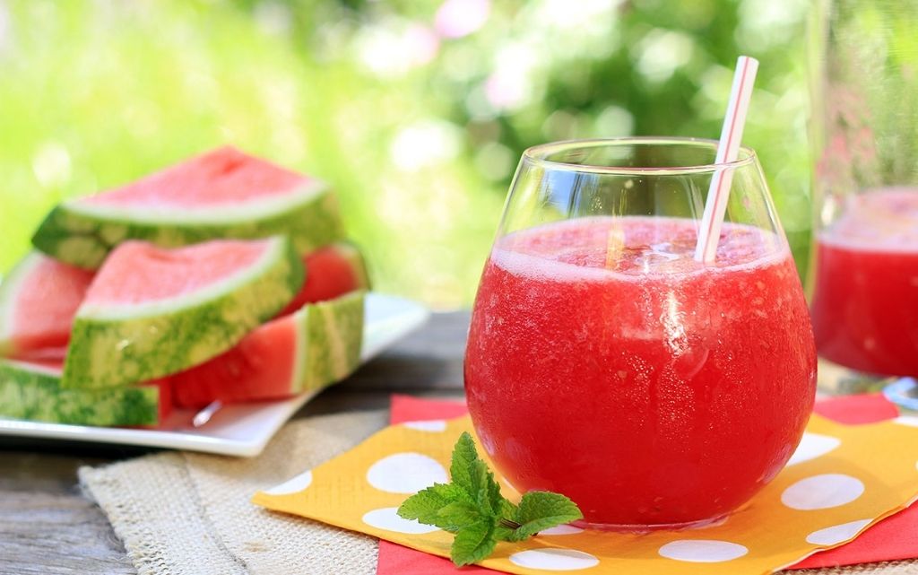 Cocktail limonade fraise-pastèque autour d'une piscine