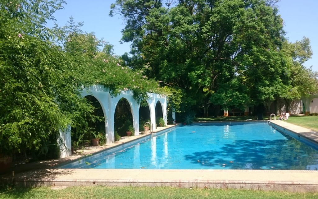 Enorme espacio con piscina en Sevilla, ideal para hacer una pool party con todos tus amigos y familia