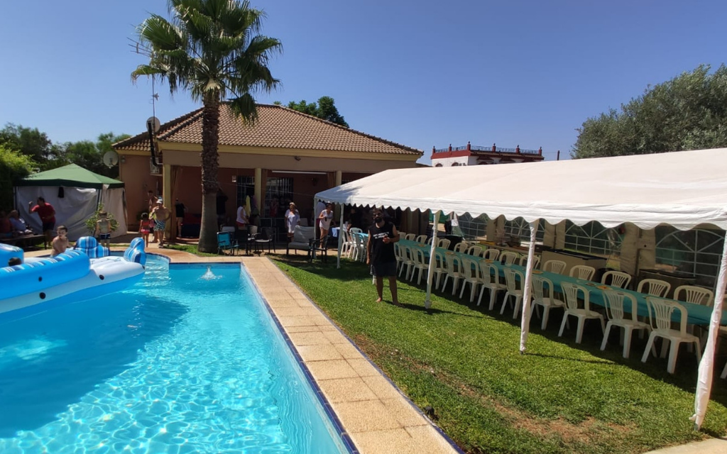 Gran piscina con sombra para disfrutar de comidas y eventos en Sevilla