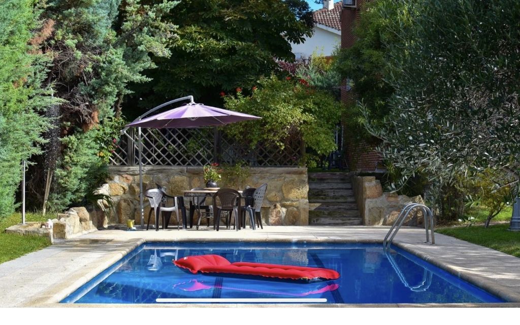 Piscina con jardín en Madrid perfecta para hacer una pool-party.