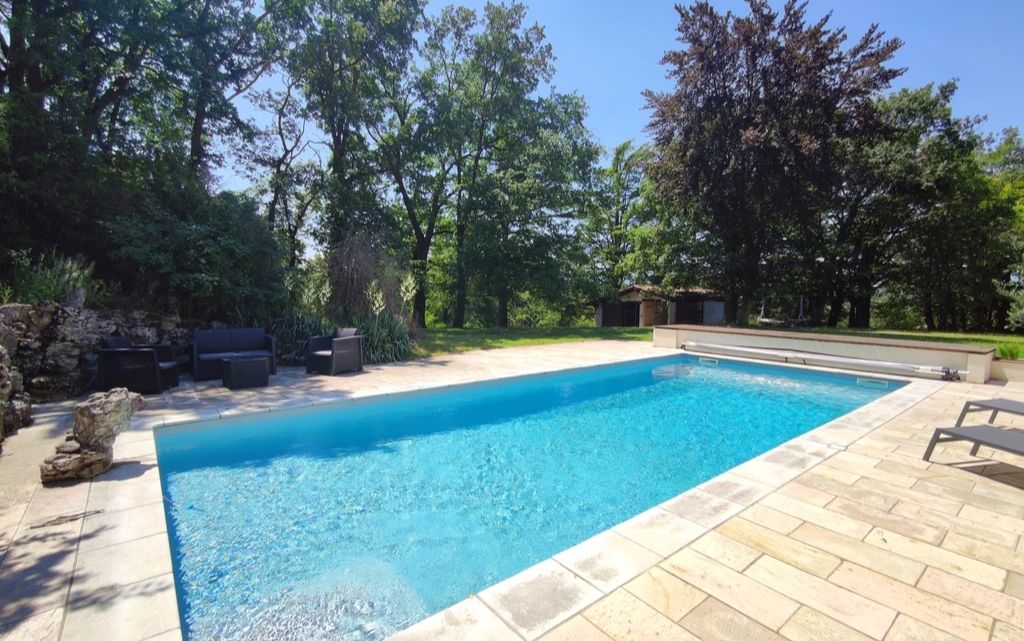 Jardin avec piscine à Lyon pour une pool party