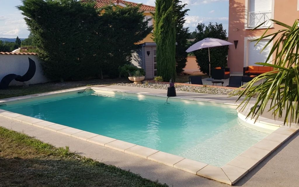 Belle piscine privée à Lyon à louer