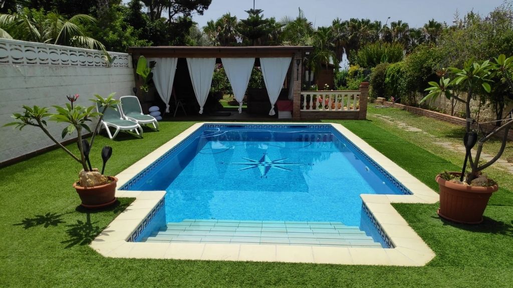 Movilizar Derritiendo Creo que estoy enfermo Pool party en Málaga: 5 preciosas piscinas en alquiler para hacer fiestas -  Swimmy - Le blog dédié à l'univers de la baignade
